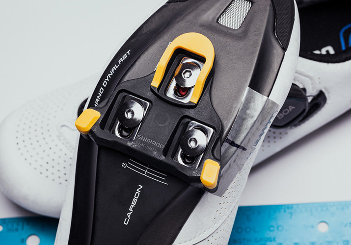 Jak správně namontovat kufry na tretry?