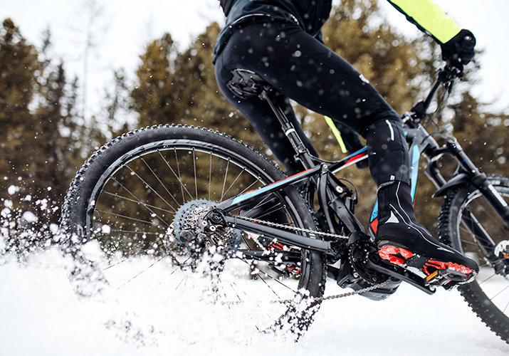 Jak si udržet chodidla v teple a suchu během zimní jízdy?