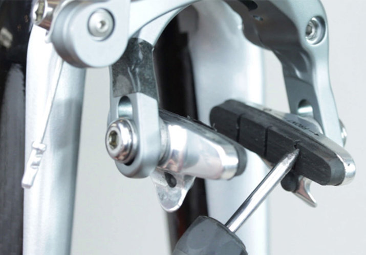 Čištění a nastavení brzdových špalků  na silničním kole.