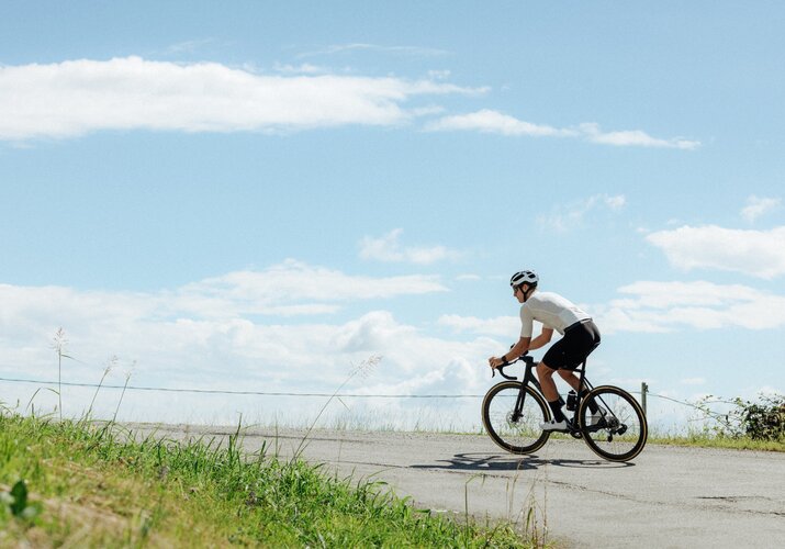 Rady a tipy, jak se správně připravit na dlouhé jízdy v horkých dnech