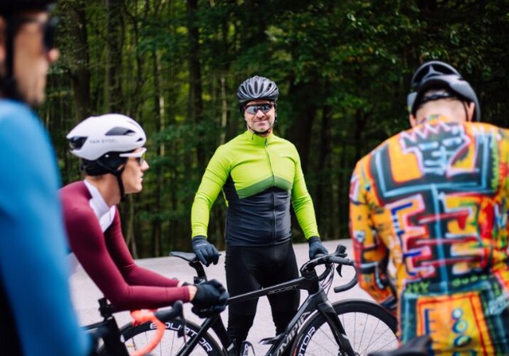 Proč se nebát barev? Pojďme je pustit do cyklistického šatníku!