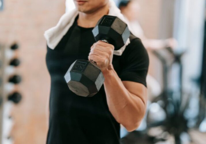 Kola nestačí! Zvedni zadek a činky (nebo alespoň sebe)