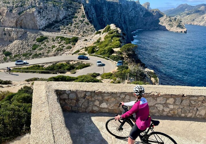 Únorové serpentiny a modré zátoky – Mallorca na kole