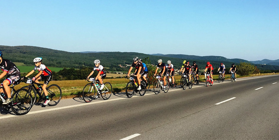 V jakých formacích jezdí cyklistický peloton? >