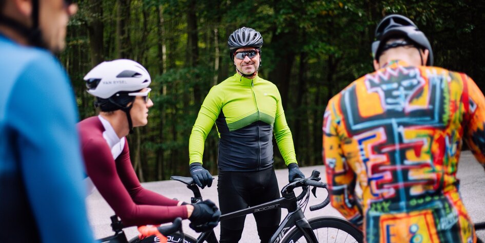 Proč se nebát barev? Pojďme je pustit do cyklistického šatníku!>