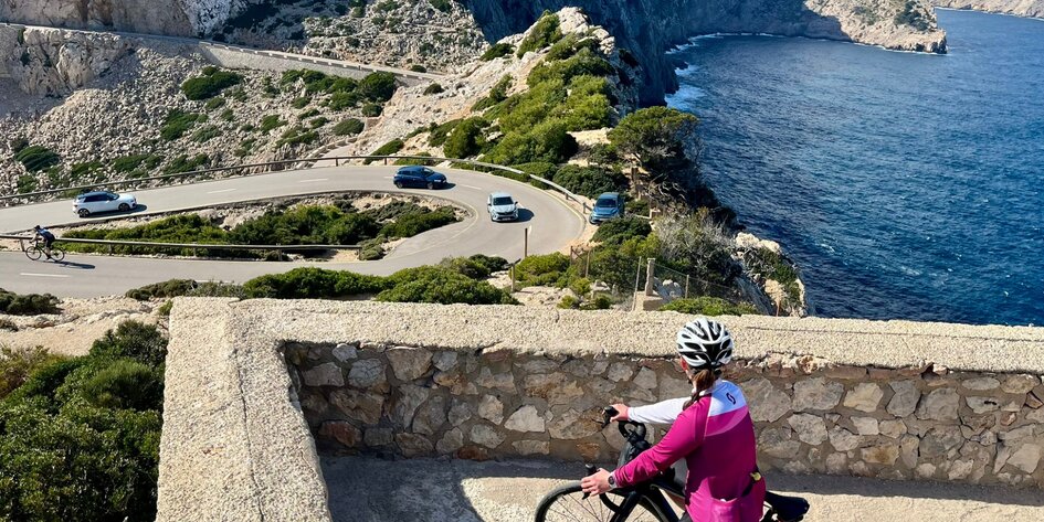 Únorové serpentiny a modré zátoky – Mallorca na kole>