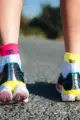 COMPRESSPORT Cyklistické ponožky kotníkové - PRO RACING V4.0 RUN LOW - bílá/růžová/žlutá