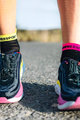 COMPRESSPORT Cyklistické ponožky kotníkové - PRO RACING V4.0 ULTRALIGHT RUN LOW - černá/růžová/žlutá