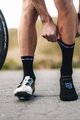 COMPRESSPORT Cyklistické ponožky klasické - PRO RACING V4.0 ULTRALIGHT BIKE  - černá/bílá
