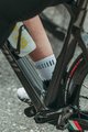 ALÉ Cyklistické ponožky klasické - LOGO Q-SKIN  - bílá