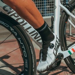 ALÉ Cyklistické ponožky klasické - LOGO Q-SKIN  - bílá/černá