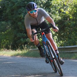 SIX2 Cyklistické ponožky klasické - SHORT LOGO - šedá/černá